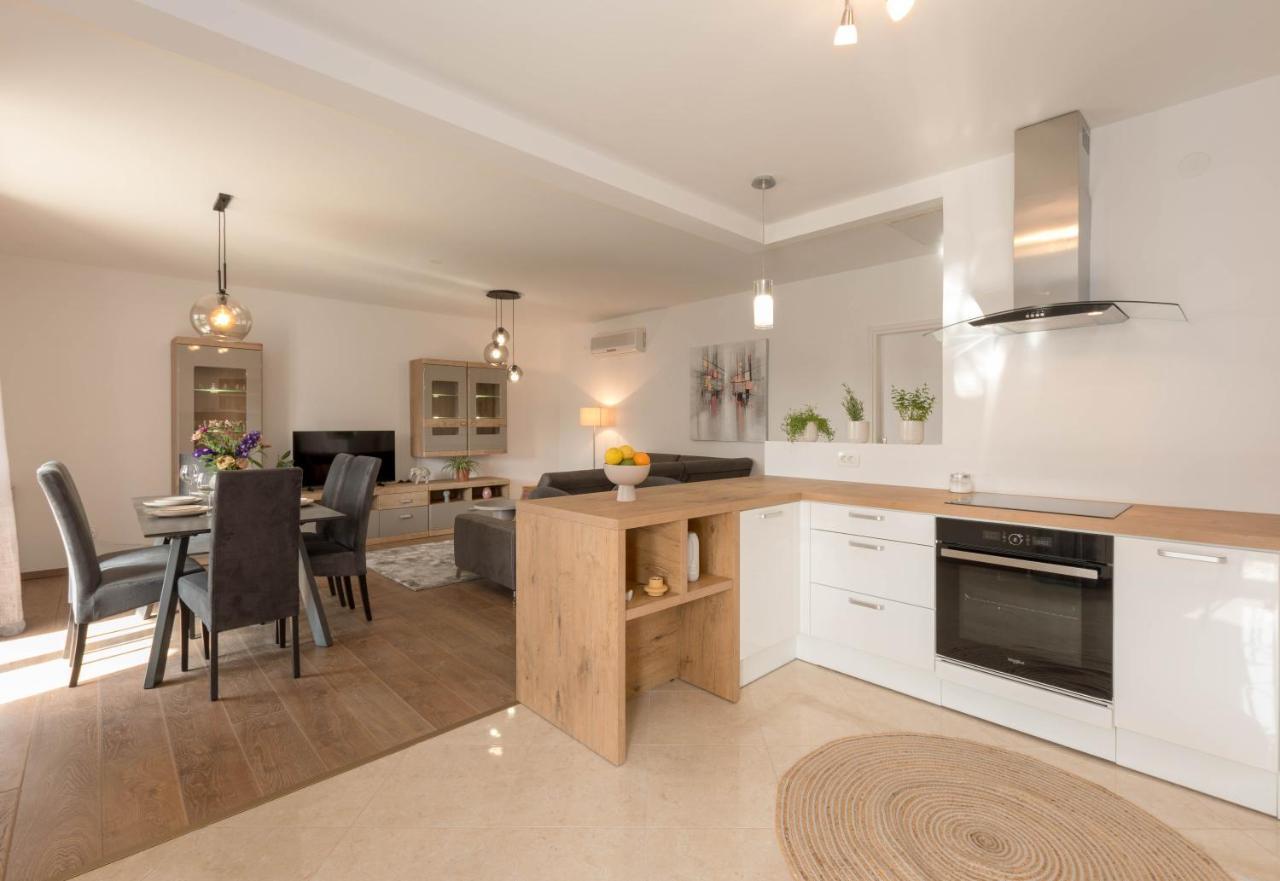 Newly Renovated Holiday Apartment Sirius Porec Exterior photo