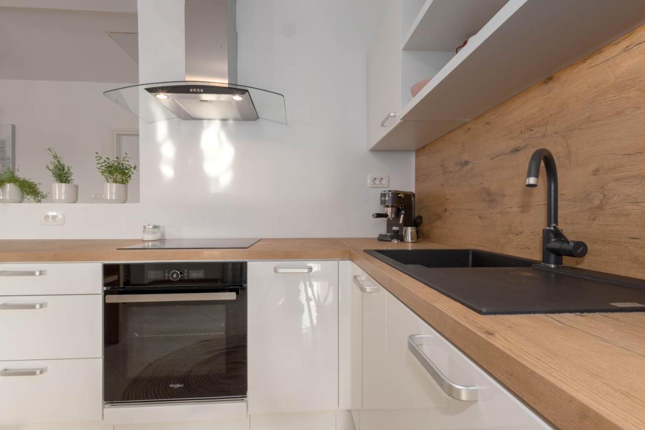 Newly Renovated Holiday Apartment Sirius Porec Exterior photo