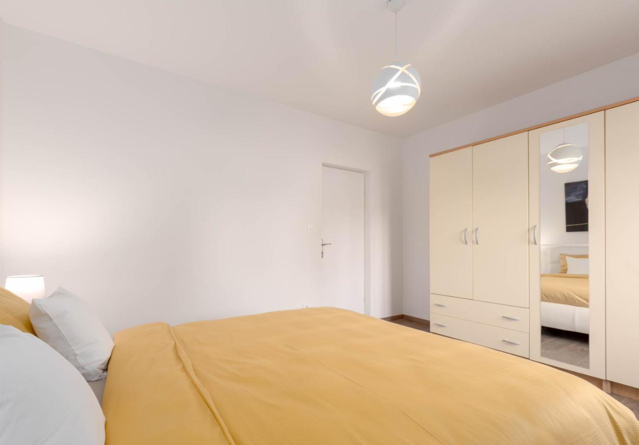 Newly Renovated Holiday Apartment Sirius Porec Exterior photo
