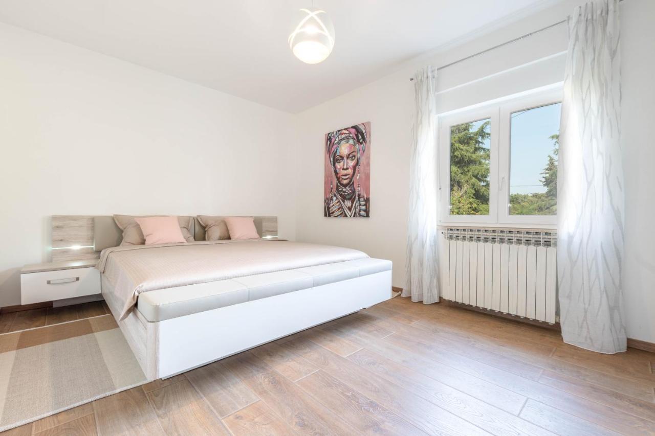 Newly Renovated Holiday Apartment Sirius Porec Exterior photo